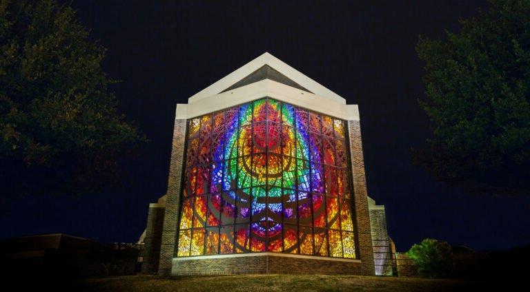 洛格斯登教堂的彩色玻璃窗在夜晚闪闪发光.